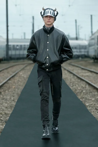 Look 19